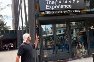 RMC:巴黎球员放假畅游曼哈顿,内维斯造访《老友记》咖啡馆